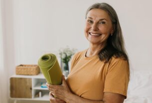 3-wichtige-dehnuebungen-die-wir-ab-40-taeglich-machen-sollten