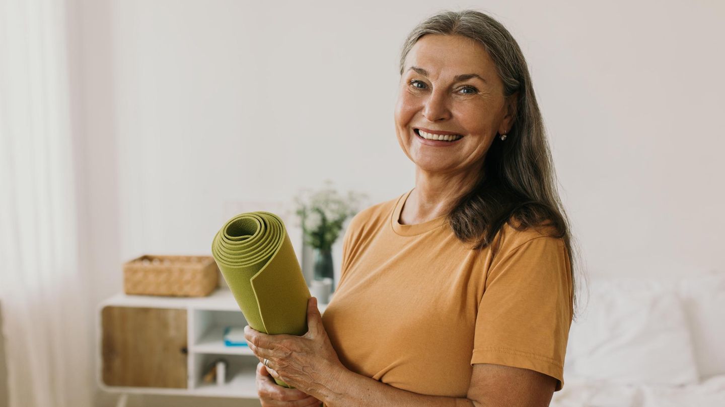 3-wichtige-dehnuebungen-die-wir-ab-40-taeglich-machen-sollten