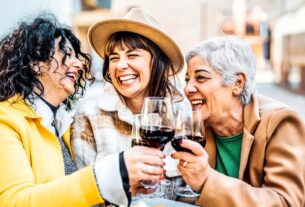 aeltere-frauen-gluecklich-580151367