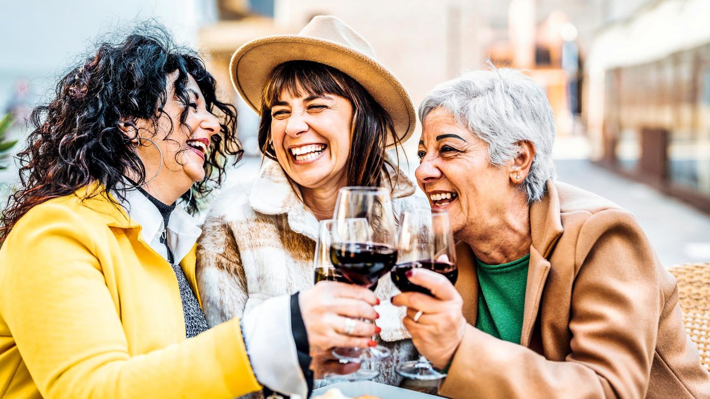aeltere-frauen-gluecklich-580151367