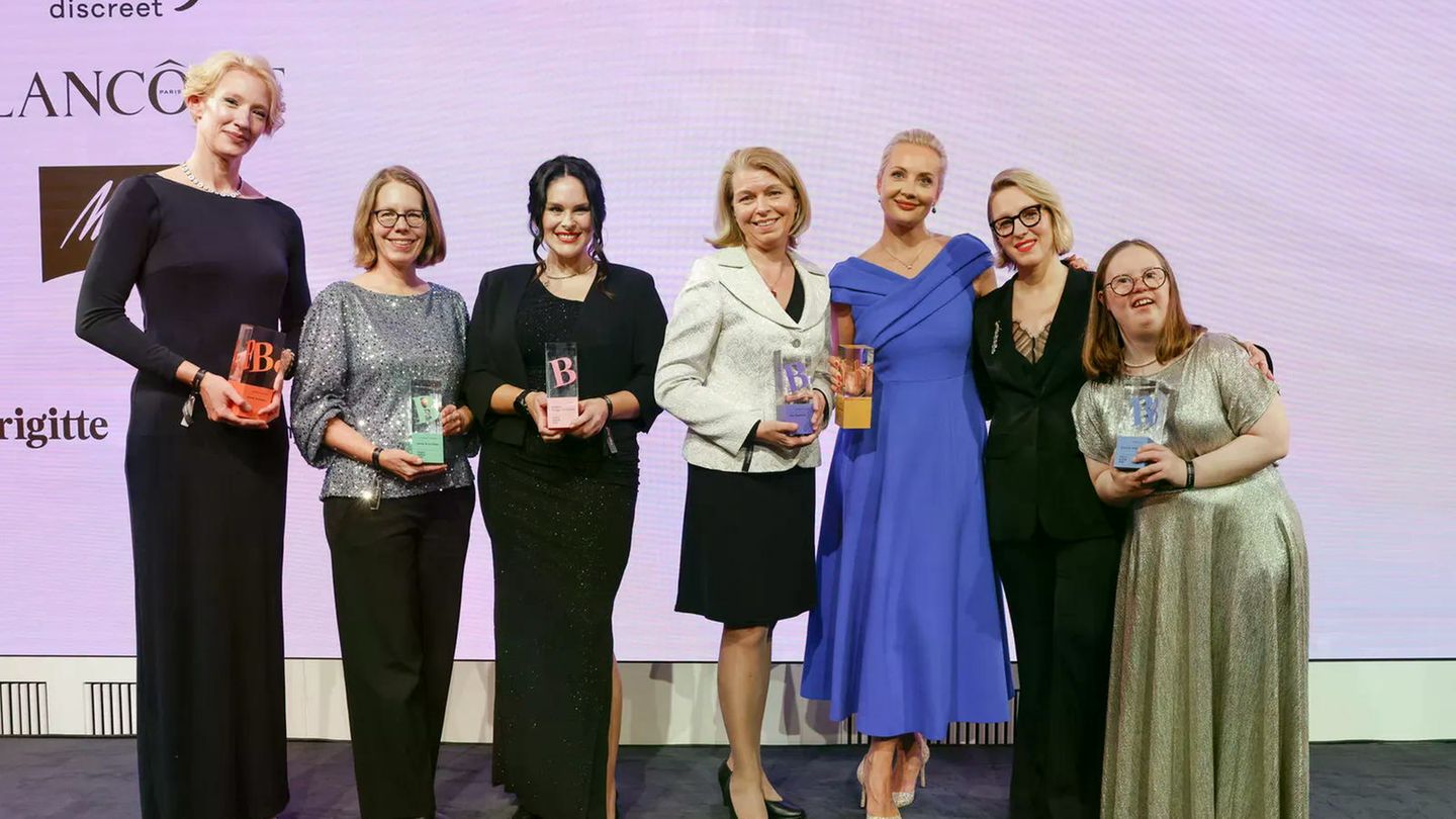 brigitte-award-1-alle-preistra-gerin-mit-brigitte-chefredakteurin-susanna-riethmu-ller-1636f346