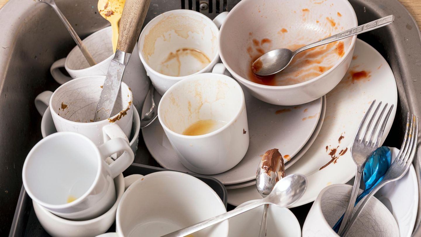 dreckiges-geschirr-487620431