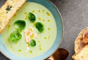 eut202102-rosenkohlsuppe-harissa-joghurt