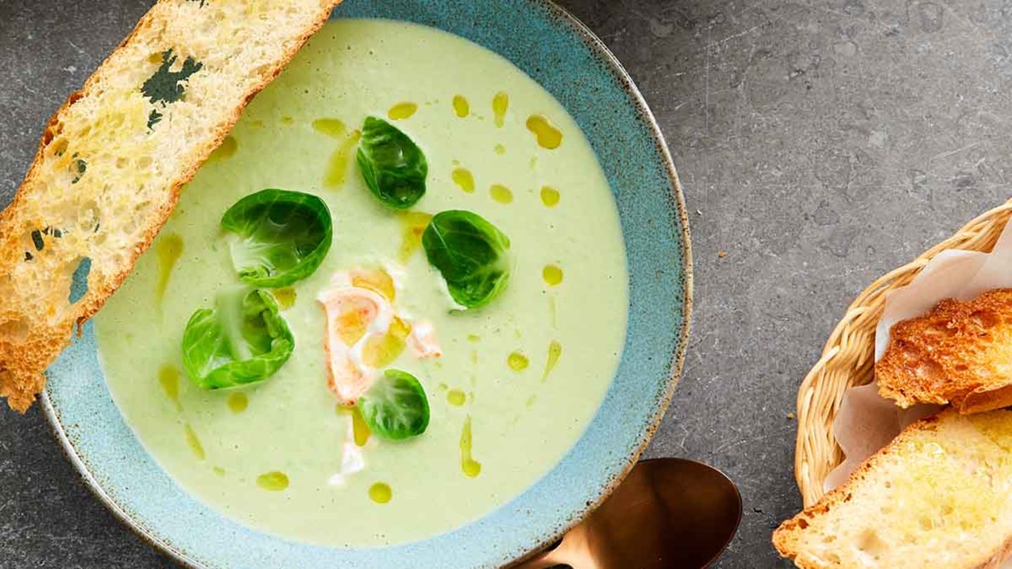 eut202102-rosenkohlsuppe-harissa-joghurt