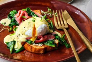 eut202210010-eggs-benedict-mit-spinat-und-trueffel-hollandaise