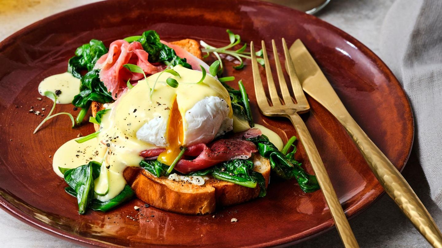 eut202210010-eggs-benedict-mit-spinat-und-trueffel-hollandaise