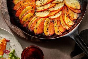 eut202401042-kartoffel-kuerbis-pfanne-mit-feldsalat-und-radicchio