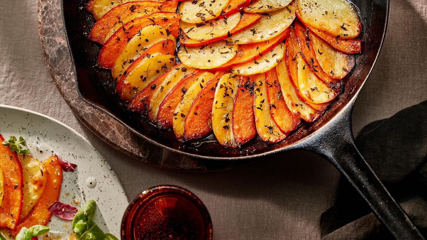 eut202401042-kartoffel-kuerbis-pfanne-mit-feldsalat-und-radicchio