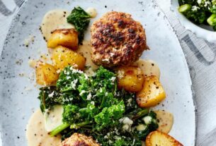 eut202401050-kalbsfrikadellen-mit-gebratenem-gruenkohl-und-senfsauce