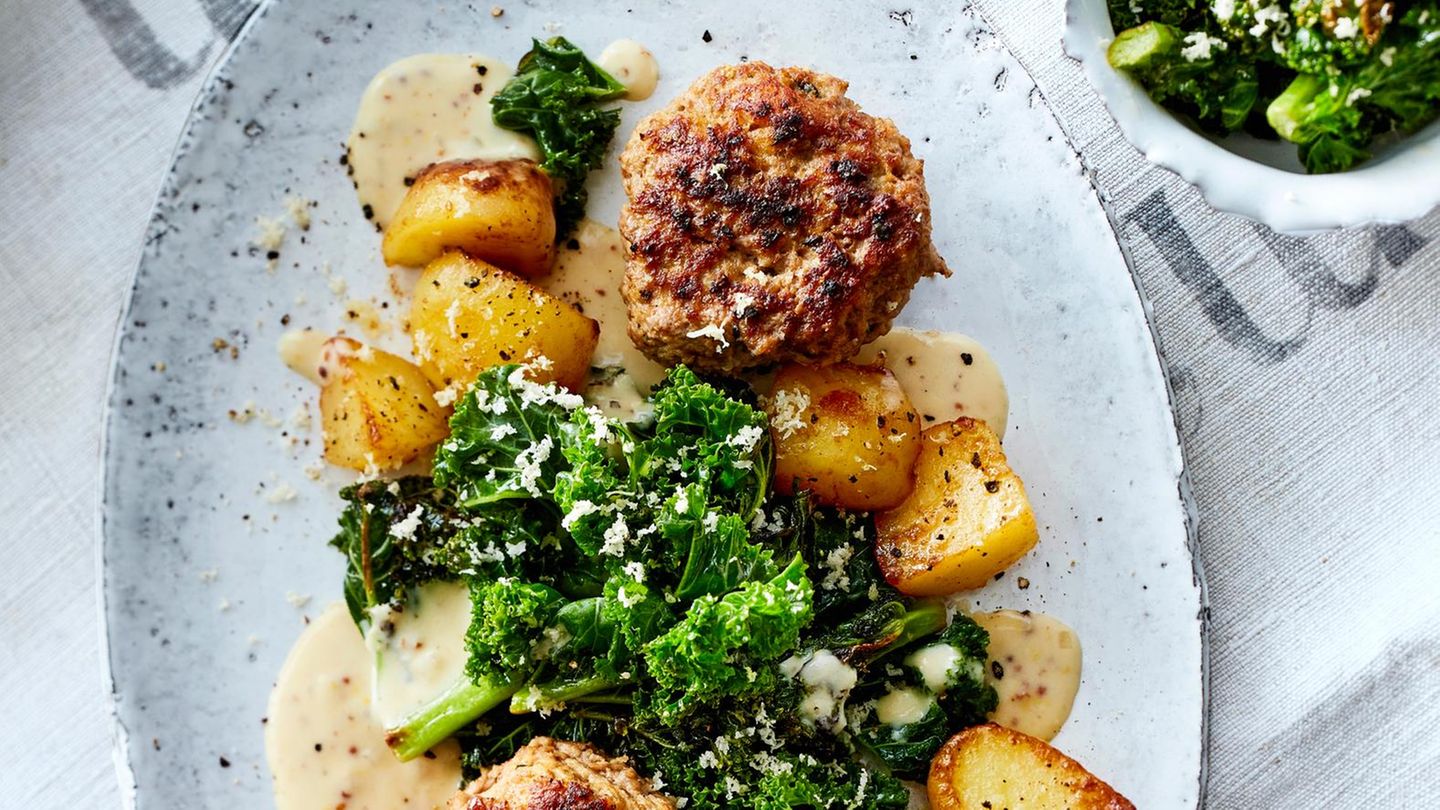 eut202401050-kalbsfrikadellen-mit-gebratenem-gruenkohl-und-senfsauce