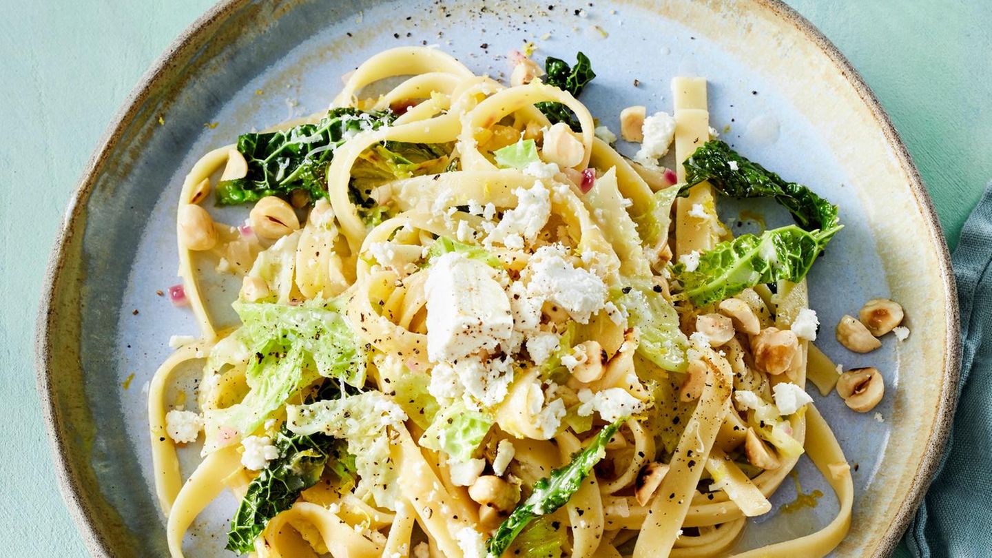 eut202401113-fettuccine-mit-wirsing-zitrone-und-feta