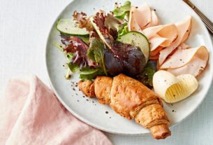 fjt-lc-202401018-croissants-mit-putenaufschnitt-und-salat