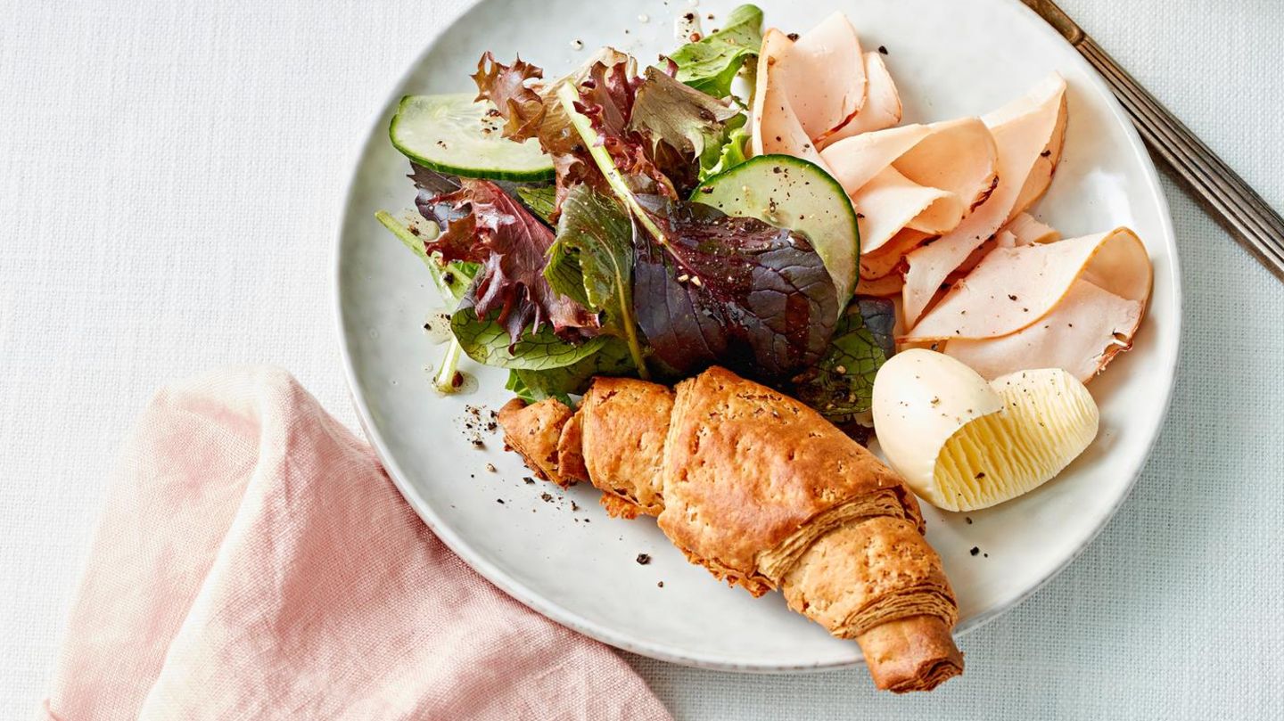 fjt-lc-202401018-croissants-mit-putenaufschnitt-und-salat