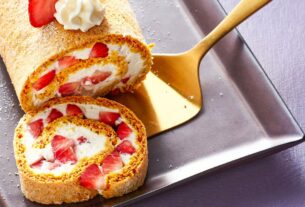 fjt202205112-biskuitrolle-mit-erdbeer-frischkaese-fuellung