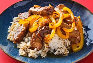 fjt202211130-gebratenes-rindfleisch-mit-paprika-und-reis