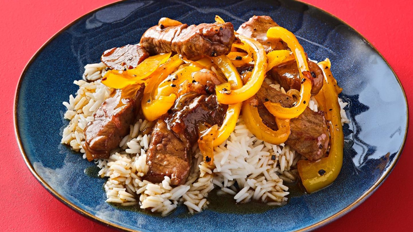fjt202211130-gebratenes-rindfleisch-mit-paprika-und-reis