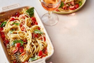 fjt202306020-creamy-feta-pasta