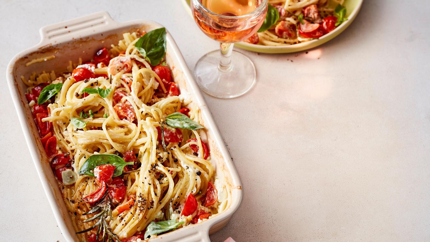 fjt202306020-creamy-feta-pasta