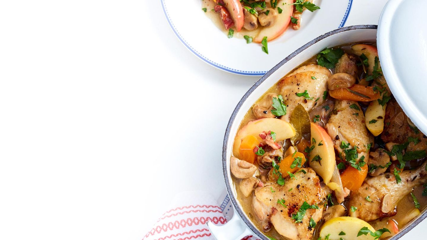 fjt202310042-coq-au-vin-mit-apfel