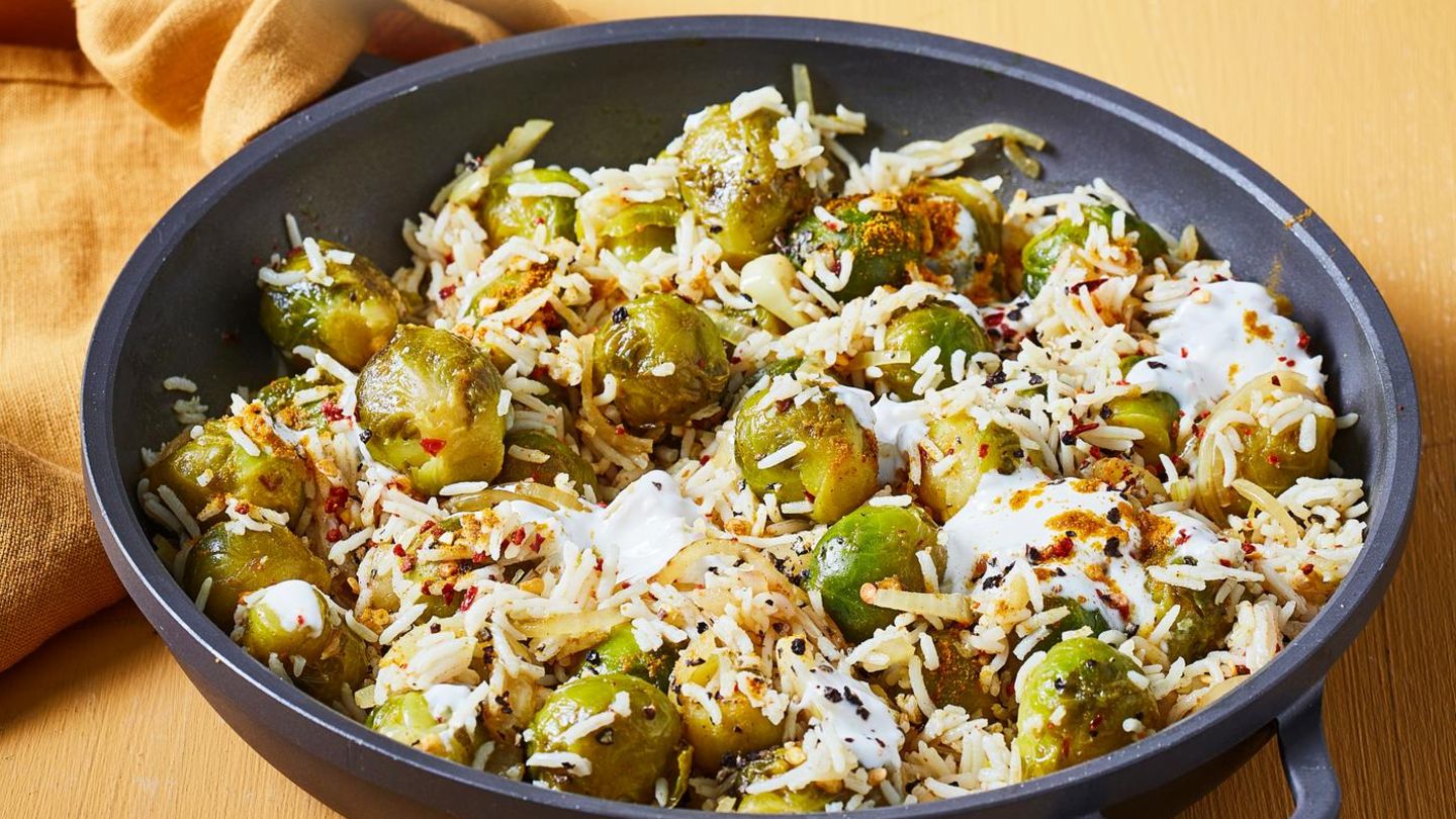 fjt202311130-curry-reis-pfanne-mit-rosenkohl