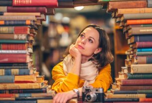 frau-denkt-nach-476086081