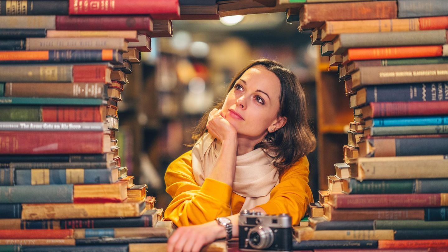 frau-denkt-nach-476086081