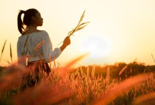 frau-feld-natur-247899743