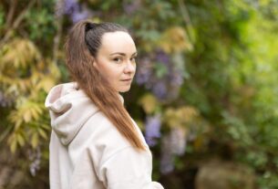 frau-guckt-in-kamera-1752974331