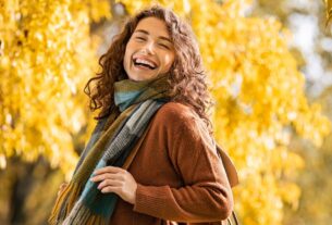 frau-lachend-442916134