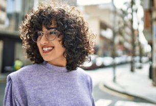 frau-mit-brille-483655990