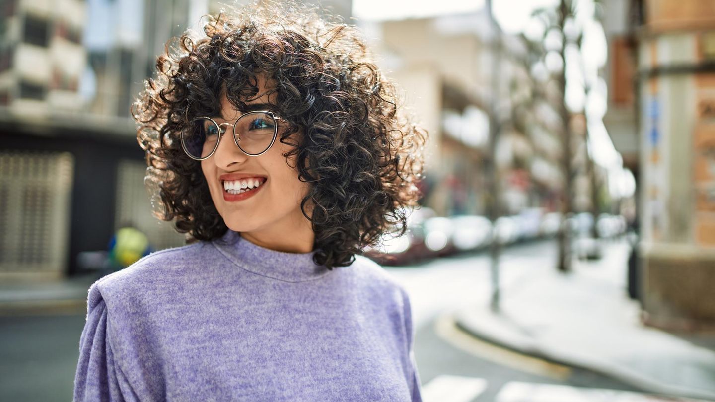 frau-mit-brille-483655990