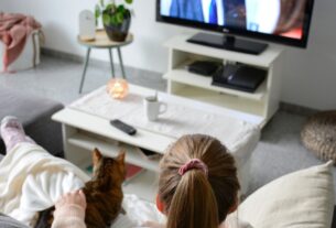 frau-schaut-fernsehen-lieblingsserien-persoenlichkeit