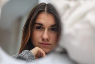 frau-spiegel-124655444