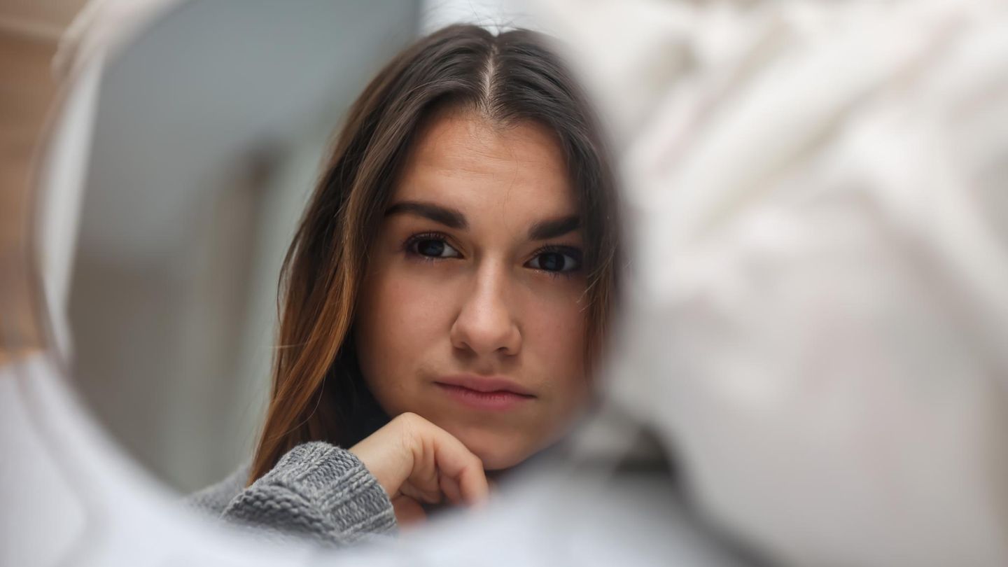 frau-spiegel-124655444