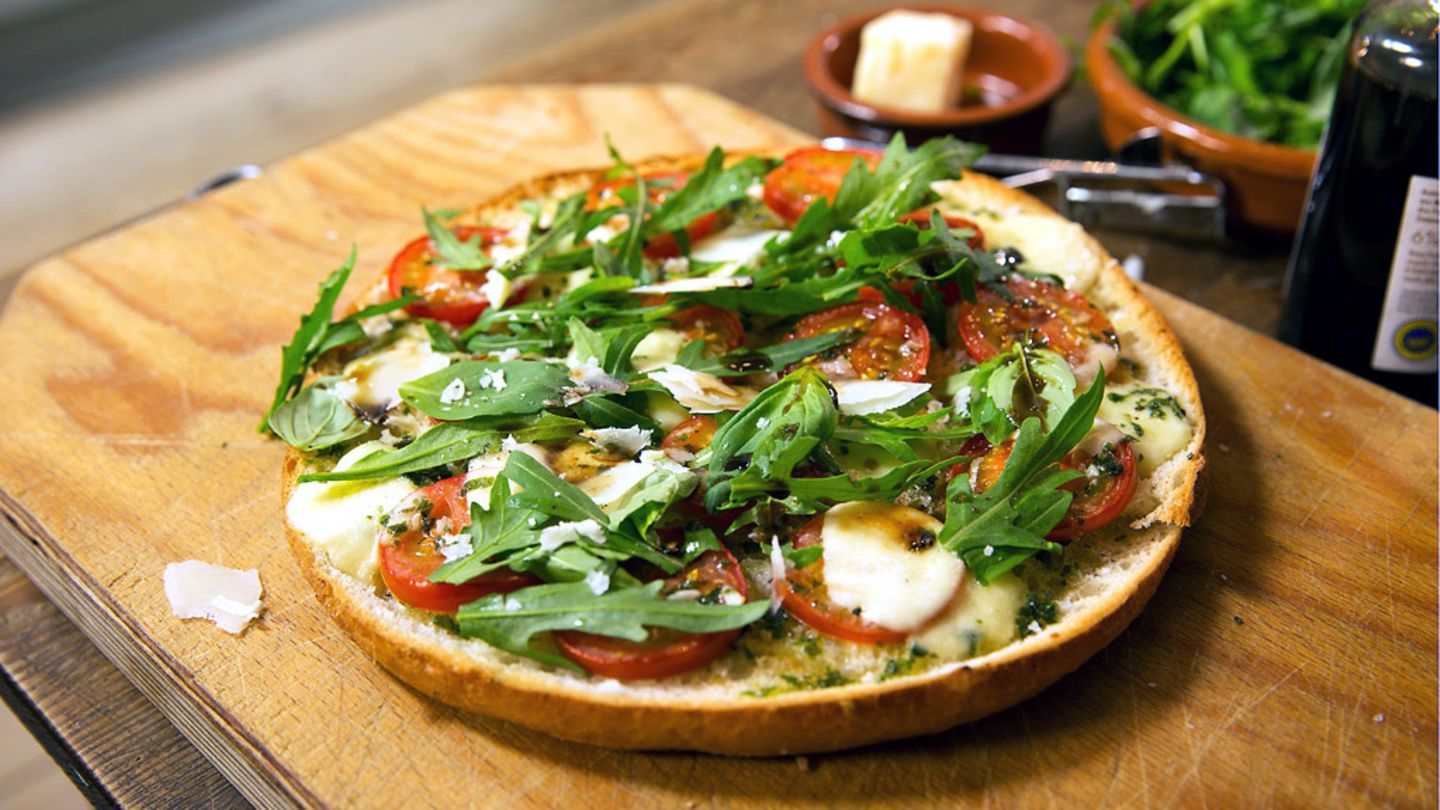 fuer-fladenbrotpizza-napolivon-einfach-lecker-146baa0ba0611ede1a5e76ad38990fd8-fladenbrot-pizza-jpg-35251-