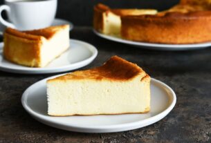 kaesekuchen-ohne-boden-adobestock-454677347-zefirchik06