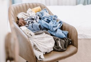 kleidung-stuhl-471215187