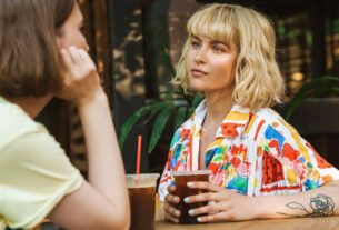 laut-anstandsexperte-fuenf-phrasen-mit-denen-du-nie-ein-gespraech-anfangen-solltest