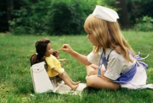 maedchen-mit-puppe-1032812752