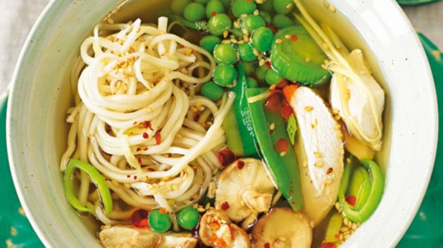 nudelsuppe-mit-huehnchen-8e38ce9bebd60a45ec3b0edd3ef154cc-nudelsuppe-mit-huehnchen-