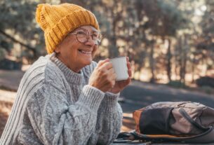 aeltere-frau-trinkt-ausflug-561313355