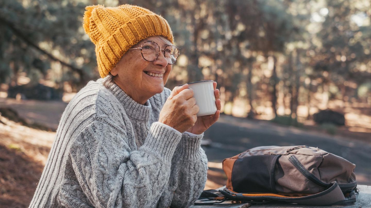 aeltere-frau-trinkt-ausflug-561313355