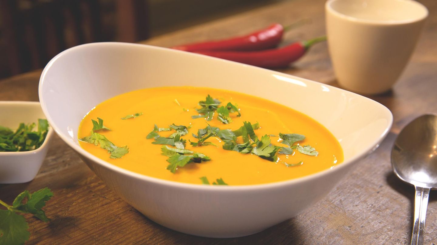 einfach-lecker-schnelle-kuerbissuppe-mit-ingwer-und-kokosmilch