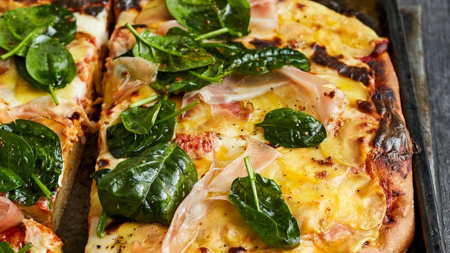 eut20190240-dicke-pizza-mit-parmesan-bechamel