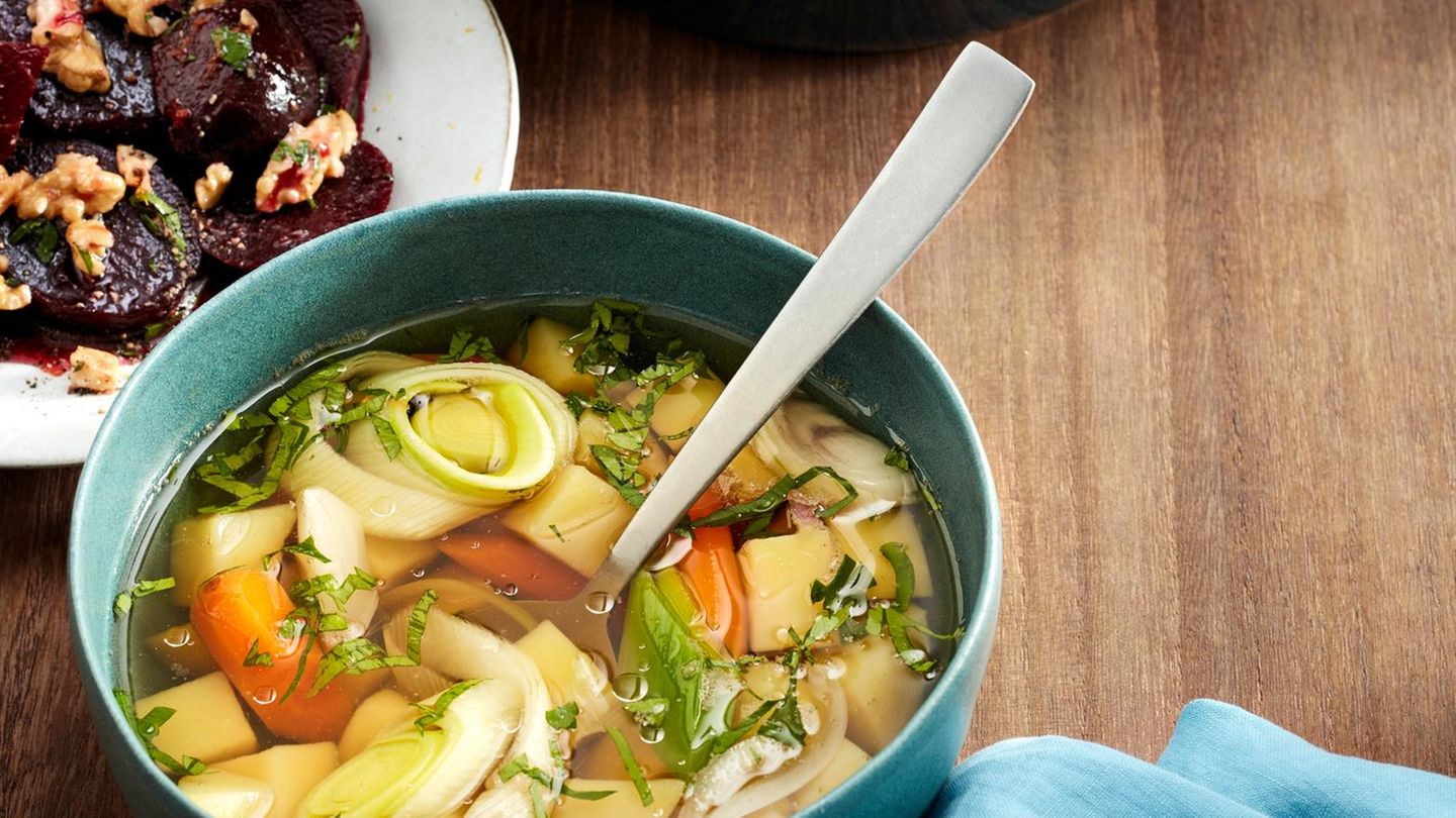 eut202205063-kartoffeleintopf-mit-rote-bete-salat