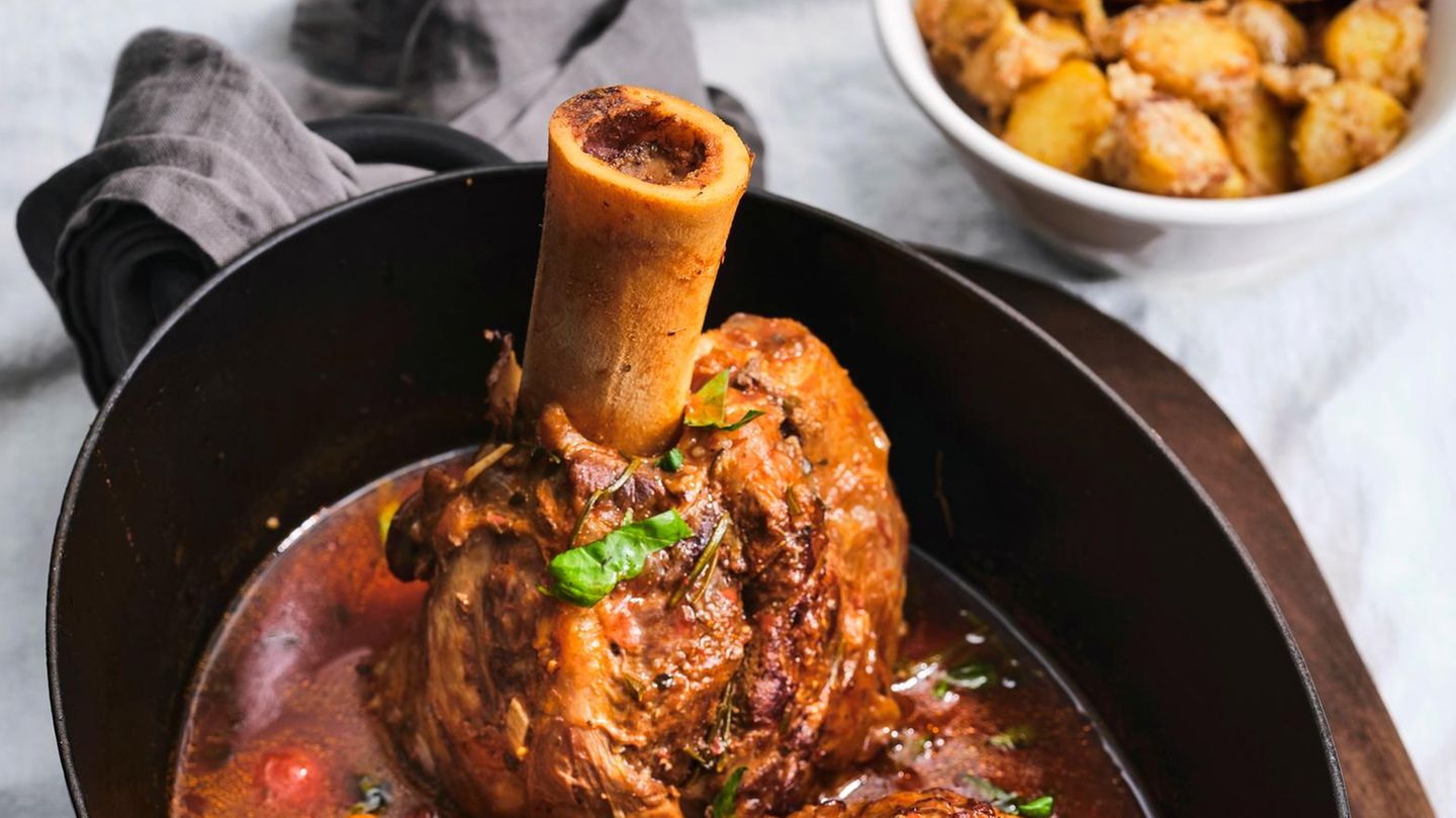 eut202310065-kalbshaxe-mit-parmesankartoffeln