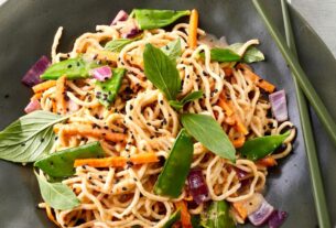 eut202310095-mie-nudeln-mit-suesskartoffeln