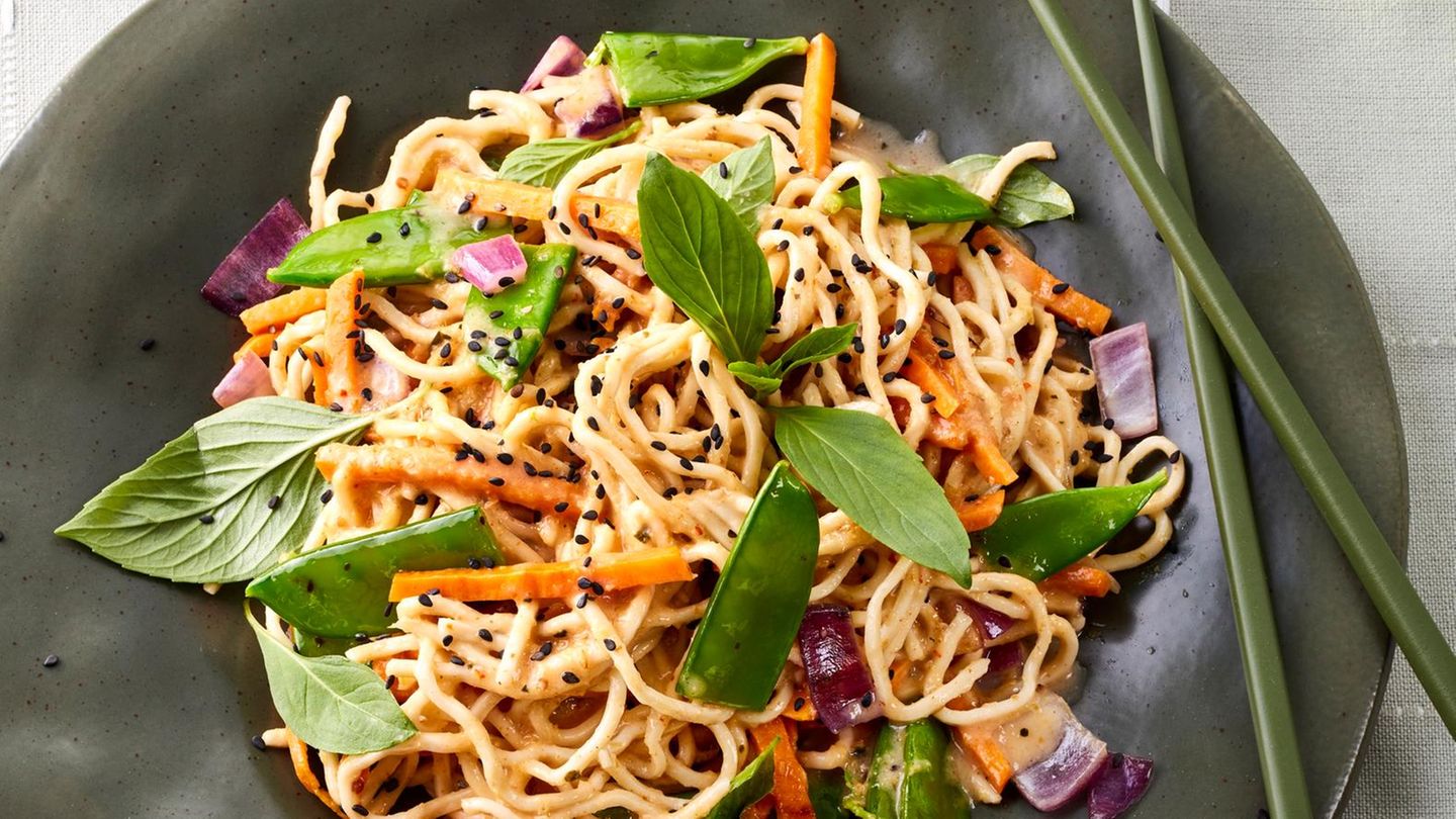 eut202310095-mie-nudeln-mit-suesskartoffeln