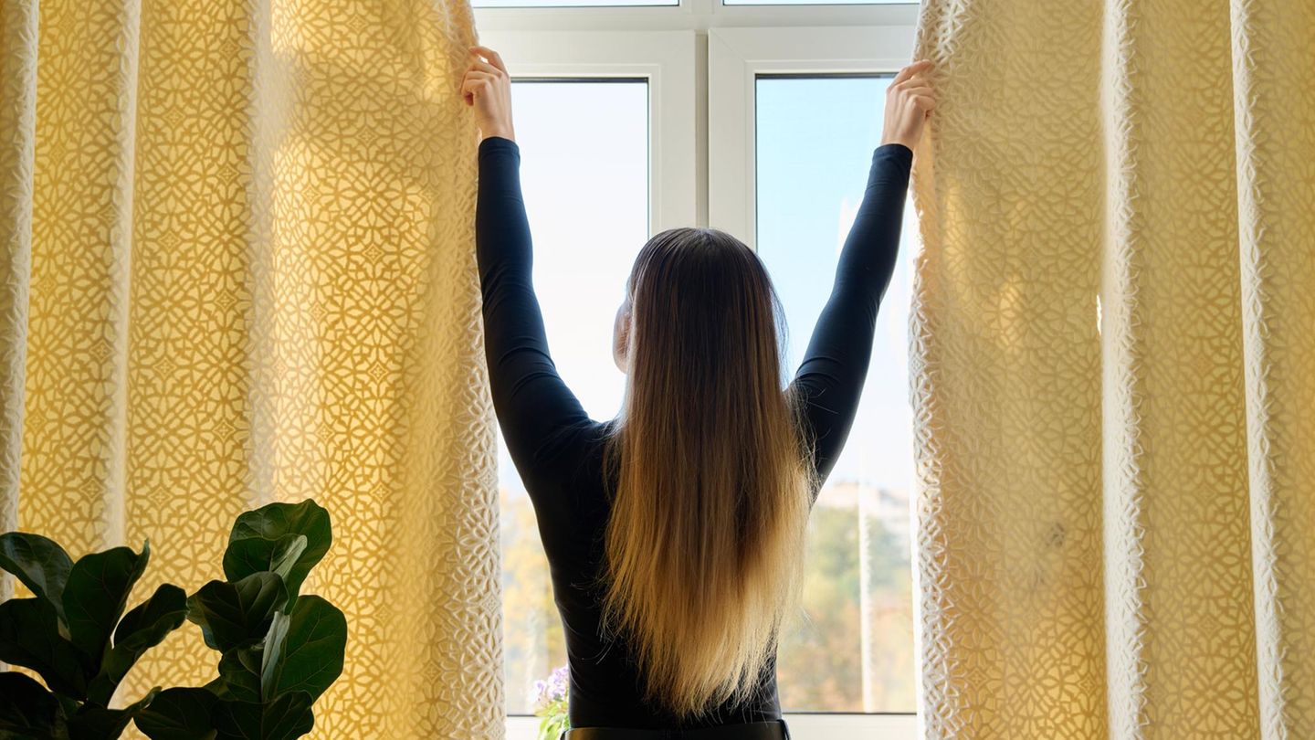 experte-raet-dringend-darum-solltest-du-spaetesten-um-17-30-unbedingt-alle-vorhaenge-und-jalousien-zuziehen