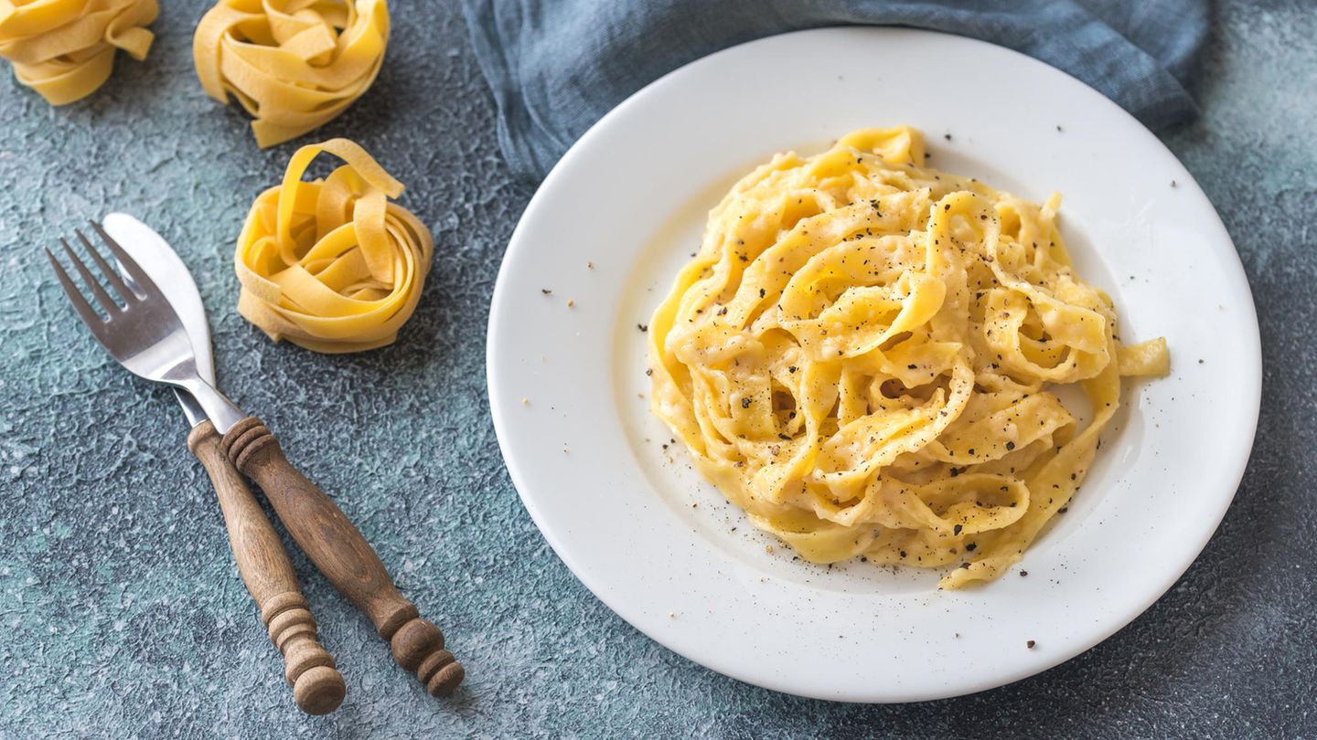 fettuccine-alfredo-adobestock-alex9500-196047228-1